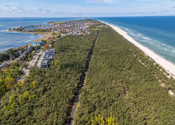 Apartament Leśny Ogród - kompleks Wydma&Las - 200 m do Morza, widok na sosnowy las, leśny ogród o pow 160 m2, bezpłatny parking, faktura VAT, ochrona, plac zabaw, boisko wielofunkcyjne Jastarnia